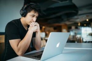 Lees meer over het artikel Hoe AI streamingplatforms en online entertainment slimmer maakt