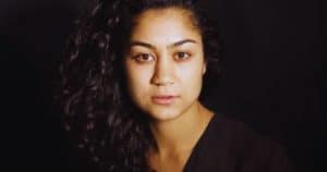 Lees meer over het artikel Soumaya Ahouaoui: van toneeltalent tot bekende naam in de Nederlandse televisie- en theaterwereld