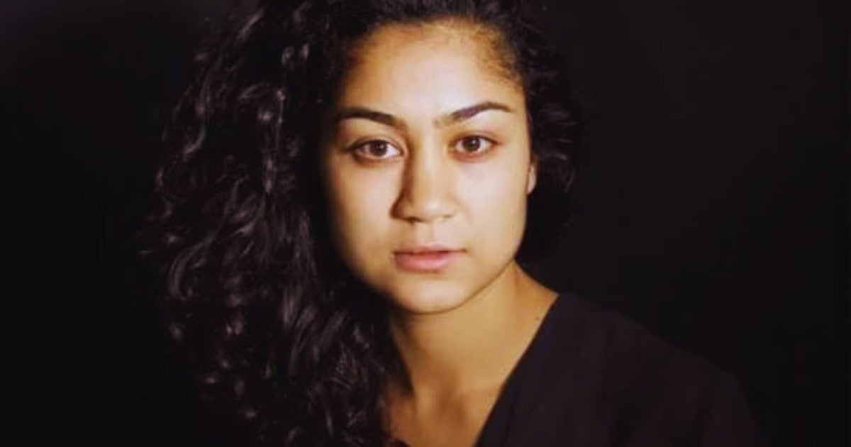 Je bekijkt nu Soumaya Ahouaoui: van toneeltalent tot bekende naam in de Nederlandse televisie- en theaterwereld