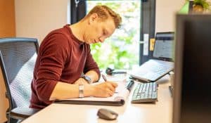 Lees meer over het artikel Sollicitatiebrief schrijven: voorbeelden, tips en handige inzichten